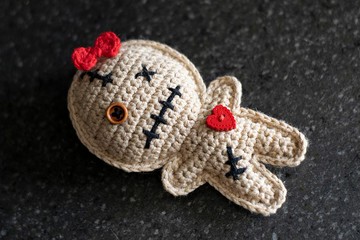 巫毒娃娃，令人毛骨悚然的可愛玩具，帶心的娃娃，毛絨巫毒娃娃，針織娃娃