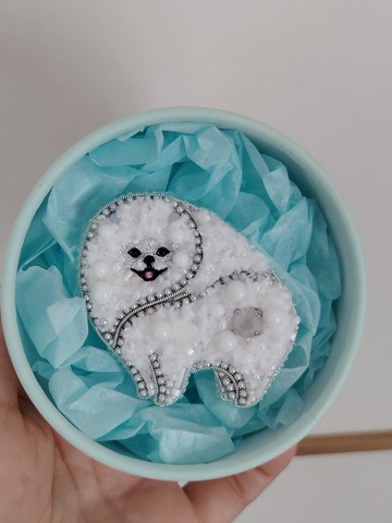 白色博美犬飾品胸針，附犬展號碼夾，寵物肖像