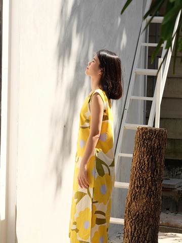 BIRUCHU YELLOW HANA DRESS -削肩連身裙，花痴圖案，棉質布料。