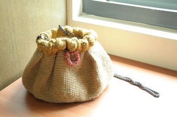 奶油捲餅彈性束口斜背包 / 原麻麻繩編織 /