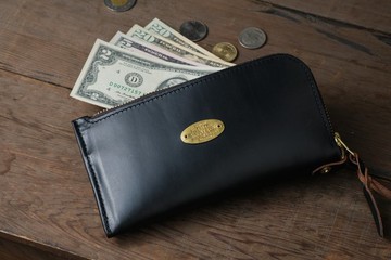 【METALIZE】經典銅牌茶芯皮革拉鍊長形零錢包