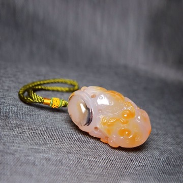 天然瑪瑙原石手把件手持手工精雕招財貔貅飄橘漸變居家工作擺飾