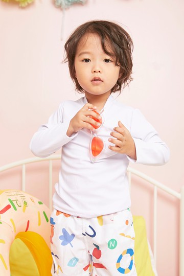 海灘寶貝和海灘男孩褲子：紐約白色夏季 + 白色 Rashguard