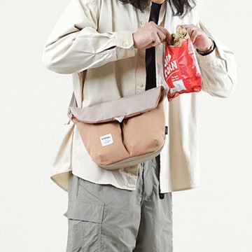 【新色】日常防潑水斜背包L號 KASEN ECO (霧卡其/焦糖)