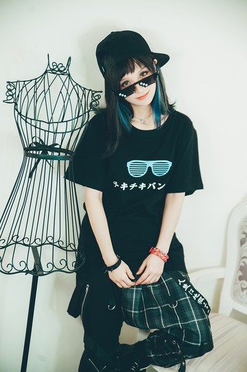 原創二次元動漫派對咖孔明洗腦神曲墨鏡日文印花概念T恤【JJ2389