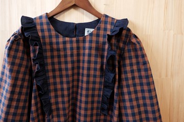 圓領剪接荷葉邊長袖上衣/ 橘藍小格