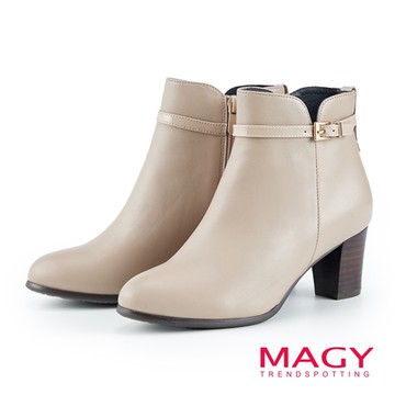 MAGY V口釦帶雙皮質粗高跟短靴 可可