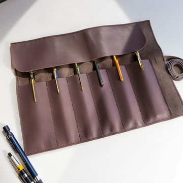 藕紫色皮革筆捲 。免費烙字。