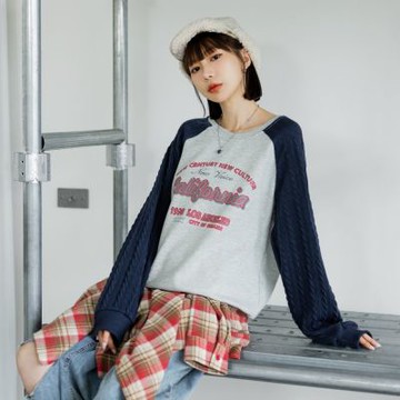 OB嚴選-美式印花立體織紋拉克蘭袖上衣《AB19918-》