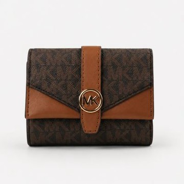 【Michael Kors】Greenwich 經典滿版老花Logo 防刮皮革三折翻蓋短夾(焦糖棕色)