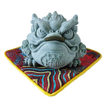 財神小舖 富貴咬錢 青砂石蟾蜍擺件 厚重 手工織錦緞  灰色  1個