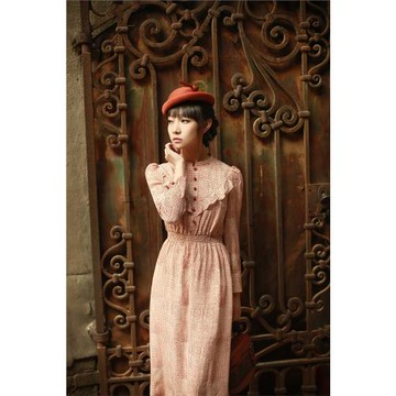 斜陽巷里 去老碼頭美術館途中的精神漫游 復古真絲連衣裙