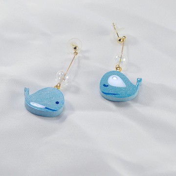 我是一隻魚 藍色珠光小鯨魚 夏日清涼  耳環耳夾 手繪木製