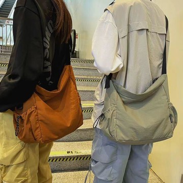 熱銷💡日系潮牌工裝餃子斜挎包男女大容量慵懶風個性休閒尼龍單肩托特包  帆布包挎包男 潮牌日係休閒帆布包單肩包 斜挎包