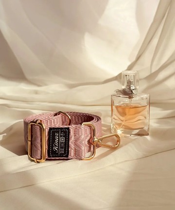 【KINAZ】微光浮雕品牌質感寬版背帶-晨曦粉-帶我走系列(BN96483-09)