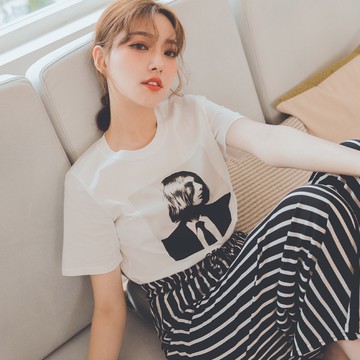 MUMU【T58411】人像圖片印花圓領上衣 短袖T恤 顯瘦上衣 女上衣 短袖t恤  素T 女裝 寬鬆上衣 人像印花