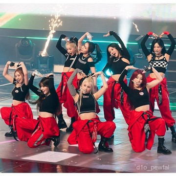 ✨新品低價/免運✨kep1er韓國女團衕款演出服街舞爵士舞蹈打歌服hiphop錶演舞臺套裝 5CNX