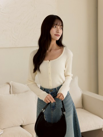 大圓領坑紋排釦針織