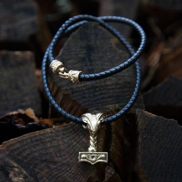 雷神之槌公羊頭造型墜飾，搭配黑色皮革繩。份量十足的 Mjolnir 飾品。