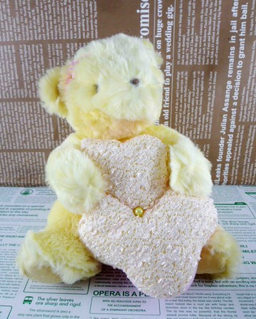 【震撼精品百貨】日本日式精品 熊 Bear 絨毛玩偶-抱花黃 震撼日式精品百貨