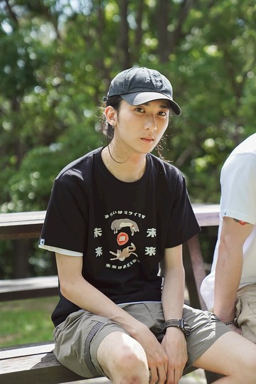 慵懶貓 未來還未來 - 黑 復古紅  Tee T-Shirt  【  生日 】