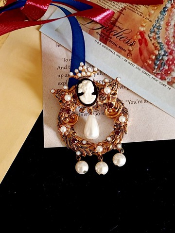 vintage jewelry  維多利亞浮雕女神多垂墜仿珠   別針 胸針