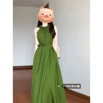 (免運)法式氣質收腰綠色掛脖連衣裙女秋季2025新款森系海邊度假露肩長裙