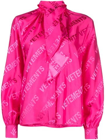 VETEMENTS - logo-jacquard tie-neck shirt - women - Viscose - M - Pink