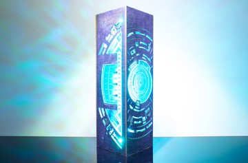 霓虹電路燈 - 木質與塑料打造的未來感書桌燈