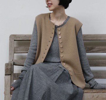 兼具舒適與風格的 100% 純羊毛針織背心 / 駝色 / 251101-1