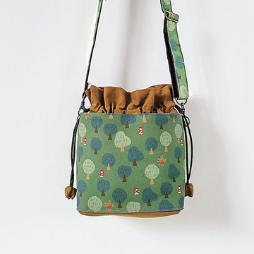 糖果束口包 防潑水水桶包 側背包-草綠色漂亮園林 小紅帽大野狼