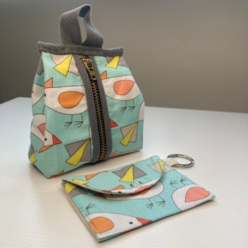 組合。含拉鍊的迷你化妝包，搭配鈕釦式卡夾