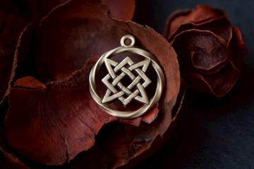 斯拉夫風格的青銅吊墜, 以女神拉達 Lada 的明星形式。女性護身符