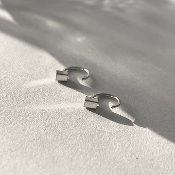 │簡約│小磚塊 • 極簡耳針 • 純銀耳環 • 可碰水 • 抗過敏