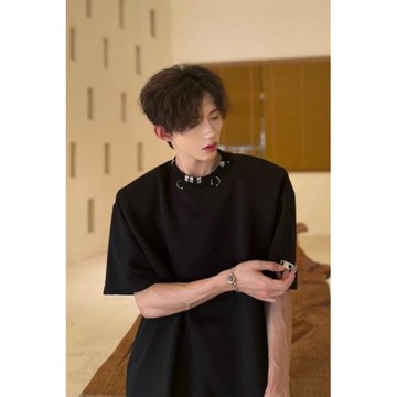 夏季小眾設計師款領口金屬裝飾短袖T恤男墊肩黑色痞帥高級感上衣