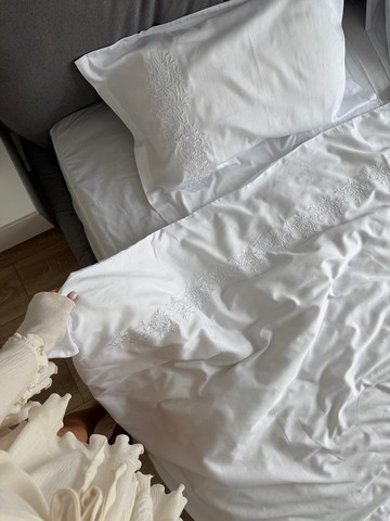 白色床包組：100% 純棉緞織寢具，刺繡樹枝圖案