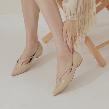 菱形皮簍空-尖頭平底鞋-淺杏色