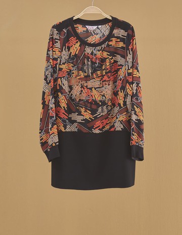 ★【喜芝梅】日式滿版圖騰直桶長版上衣(黑色；M-2L) 223500038