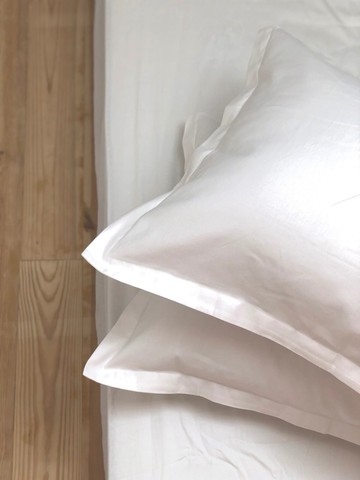 白色枕頭套，100% 純棉緞織，信封式開口