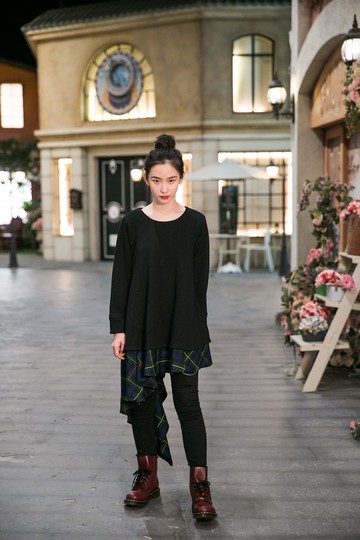 馬克的龐克街旅遊 棉質布料搭配格紋不規則造型上衣