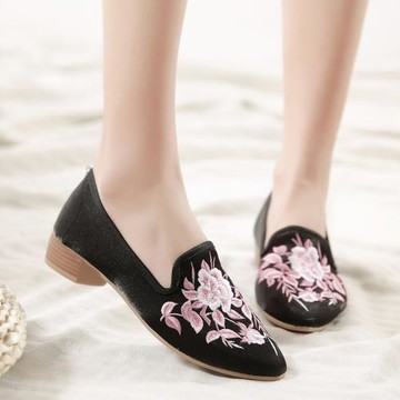 2025春夏新款尖頭布鞋日常百搭繡花鞋復古老北京公主跟女漢服單鞋