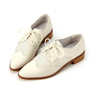 全真皮沖孔翼紋尖頭低跟德比鞋 米白色