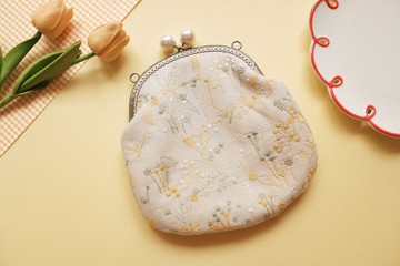 |刺繡花田| 附斜背鏈條 珍珠色圓珠口金包 斜背包