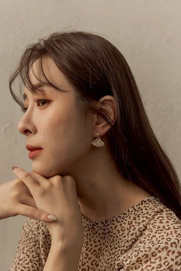 扇形叢花 霧面磨砂短耳環 霧白