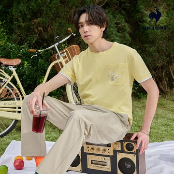 【LE COQ SPORTIF 法國公雞】男款精靈黃色短袖T恤LWV21303