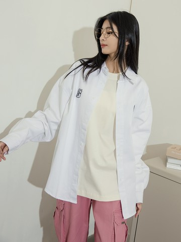 簡約左胸貼章素色長襯