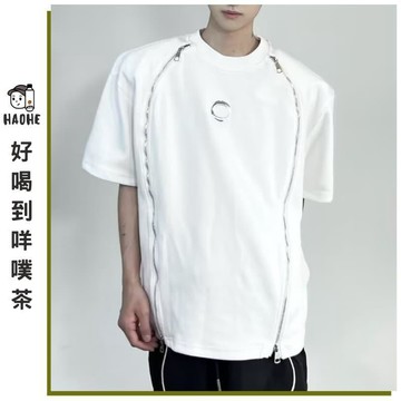 男短袖T恤 圓領半袖上衣 側邊拉鍊字母刺繡 百搭標準版型 時尚潮流風 夏季休閒穿搭 日常外出 約會逛街 校園街頭穿搭