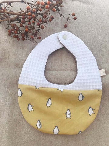 銘黃企鵝弟弟     手工純棉鬆餅布六層紗水滴圍兜口水巾