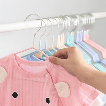 【ONE HOUSE】100入 兒童款3MM北歐風覆膜衣架-顏色隨機 (曬衣架/衣架/衣櫃架/吊衣架/掛衣架/內衣架)