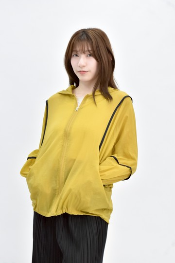 (F)  黃色連帽透膚拉鍊外套